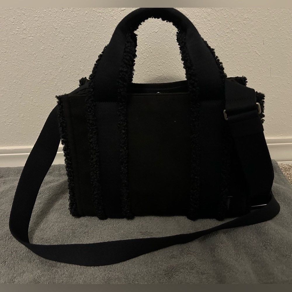 lululemon Boxy Mini Tote Bag 4.5L with Faux Shearling Trims. - Picture 2 of 5